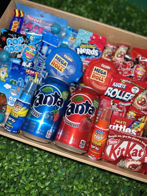 Candy to make your taste buds crazy 😝🍬🍭🍫 Snack Pictures, Candy Gift Baskets, Lolly Bags, Snack Organizer, Sleepover Food, Junk Food Snacks, Quick Recipes Snacks, Food Basket, Sleepover Things To Do