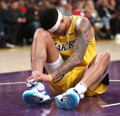 #kylekuzma #injury #lakers #nba #2019 Basketball Injury, Kyle Kuzma, Basketball Pictures, Sumo Wrestling, Nba, Wrestling, Basketball, Memes, Quick Saves