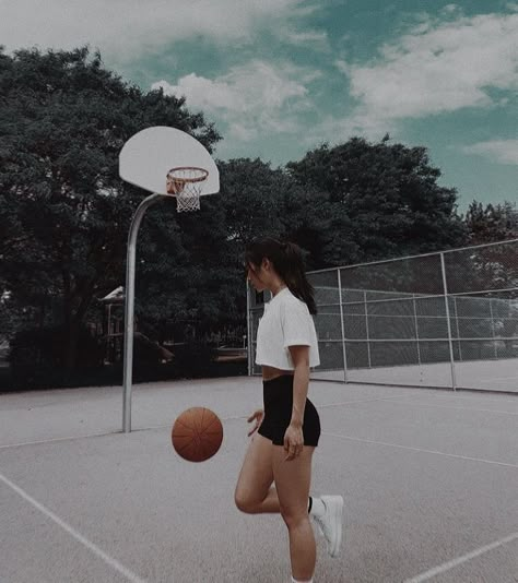 Basketball Aesthetic, Basketball Pictures, The Court, No Instagram, Nba, Hobbies, Vision Board, Basketball, Tumblr