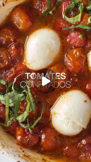 Juliana López | Health Coach on Instagram: "TOMATES CONFITADOS 🍅  Te comparto mi receta de tomates confitados; es deliciosa y te sirve como base para muchas otras preparaciones; la puedes usar así como queda aquí en pastas; sándwiches; montaditos; o la puedes licuar y hacer y sopa; dips, hummus; en fin…solo pruébala y disfruta; los tomates al horno quedan con un sabor delicioso.  500 gr de tomate cherry o uvalina (tmb se puede con los otros 🍅 los parte en cuartos) 1 cabeza de ajos pequeña Aceite de olivas extra virgen (un chorro generoso) Sal, pimienta, Orégano, escamas de chile al gusto Panela molida (el doble de lo que pongas de sal aprox.)   Mezcla bien todos los ingredientes y llévalos en una refractaria al horno por aprox 1 hora a 130C o 150C  De vez en cuando revuelve y ajusta sabo Salsa Tomatillo, January 9, Health Coach, Mozzarella, Tomatoes, Tapas, Chile, Salsa, Spaghetti