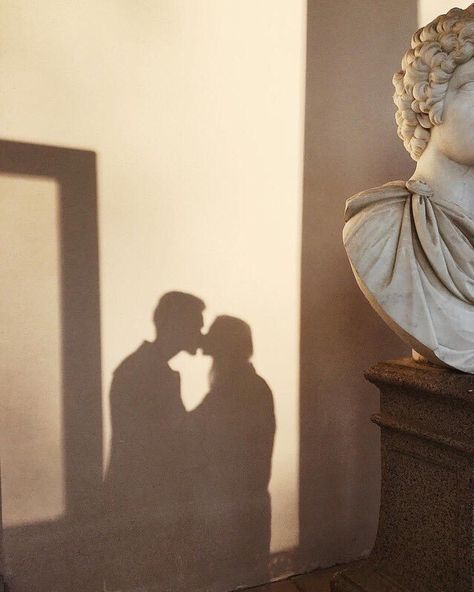 #love #romance #couples #kiss #romantic #art #shadow #kissing #couplegoals متحف فني, The Love Club, Light Academia, Photo Couple, Beige Aesthetic, Brown Aesthetic, Foto Inspiration, Couple Aesthetic, Photo Instagram