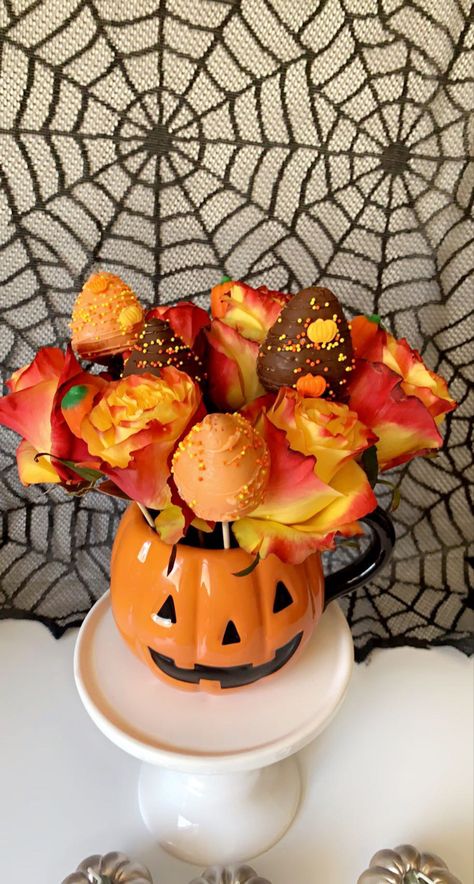 Halloween Edible Arrangements, Spooky Bouquet For Him, Cute Halloween Chocolate Covered Strawberries, Halloween Theme Chocolate Covered Strawberries, Halloween Themed Chocolate Strawberries, Scream Halloween Flower Bouquet, Spooky Arrangements, Halloween Strawberry, Halloween Chocolate Covered Strawberries