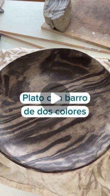 Lucia Fuentes | Ceramica hecha a mano on Instagram: "🎨 ¡Nuevo tutorial en mi cuenta! 🎥✨ En este vídeo te muestro cómo crear un plato único usando barro de dos colores. 💫 ¿Te gustaría aprender a hacerlo? ¡Es más fácil de lo que crees! 🔥💪  ➡️ Tipo de arcilla: Arcilla refractaria albino fino (PRAF) y arcilla refractaria negro fino (PRNF)  ¿Qué te parece este proceso? ¿Te animarías a intentarlo? ¡Déjame tus comentarios y no olvides seguirme para más tutoriales como este! 💬👩‍🎨 ¡Y comparte este post con tus amigos/as a quienes también les encantaría aprender cerámica! 🌟🎨   #ceramicvideos #handbuildpottery #handbuild #inspiration #pottery #ceramics #crafts #clay #clayart #art #artprocess #ceramicstudio #potterystudio #handmade #ceramic #ceramica #ceramicart #clayart  #handmadeceramics # Mexican Black Clay Pottery, Black Clay Pottery Oaxaca, Glazing Techniques, Pottery Handbuilding, Ceramic Clay, Clay Pottery, Ikebana, Cement, Ceramic Art