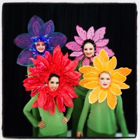 Adult Flower Costume, Flower Costume Diy Women, Flower Costume Diy, Wizard Of Oz Costumes Diy, Sunflower Costume, Alice In Wonderland Play, Purim Costumes, Alice Costume, Diy Costumes Women