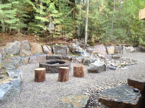 Hillside fire pit with large stones Large Stone Fire Pit, Hillside Fire Pit Ideas, Hillside Fire Pit, Craftsman Backyard, Terraced Patio Ideas, Outdoor Fire Pit Area, Fire Area, Easy Patio, Outdoor Fire Pit Designs