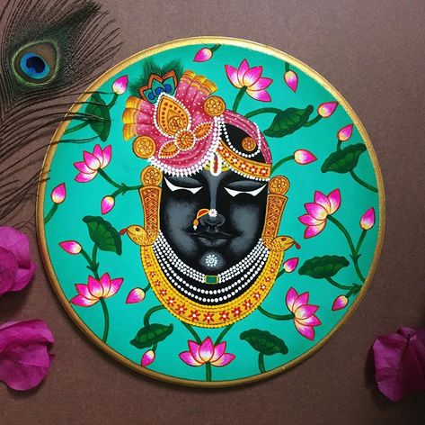 Eswarvintage on Instagram: “Pichwai are large Devotional Hindu pictures which portray Krishna especially from Nathdwara, Rajasthan.  This beautiful pichwai wall plate…” Shrinathji Pichwai Paintings, Diy Embroidery Art, Thesis Ideas, Shree Nathji, Pichwai Art, Thali Decoration, Plate Painting, Pichwai Painting, Indian Handicrafts