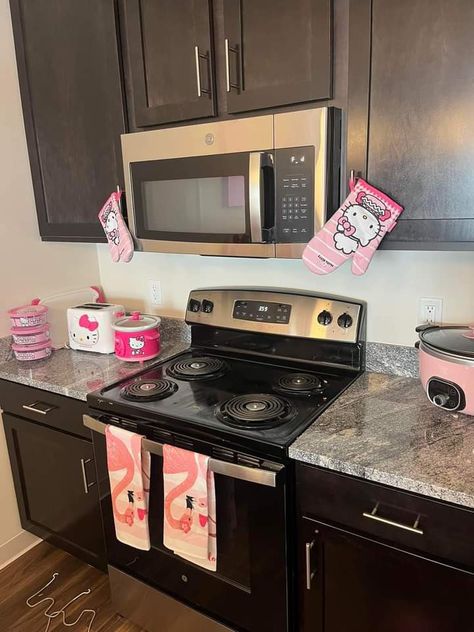 Kitchen Hello Kitty, Shared Apartment Ideas, Hello Kitty Kitchen Decor, Y2k Apartment, Apartment Decorating For Couples, Cozy Studio Apartment, Girl Apartment Decor, Hello Kitty Kitchen, Apartment Decorating Living