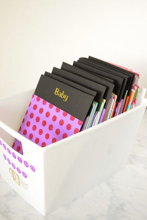 DIY Dollar Store Greeting Card File: Organize your greeting cards and always have a card ready for every occasion! Also makes a fun and unique wedding gift! Diy Stationery Holder, Diy Stationery Storage, Diy Stationery Organizer, Greeting Card Holder, Diy Card Box, Bridal Shower Favors Diy, Greeting Card Storage, Greeting Card Organizer, Greeting Card Display