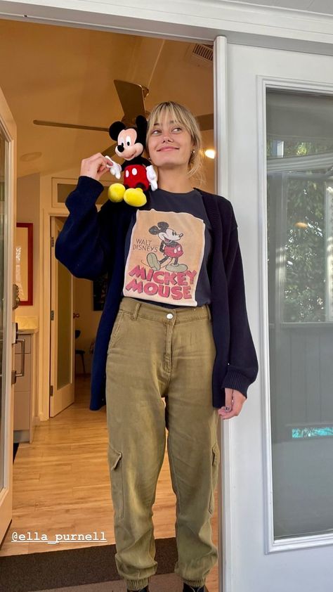 Stories • Instagram Yellowjackets Cast, Ella Purnell, Walt Disney Mickey Mouse, Celebrity Outfits, Disney Mickey Mouse, Sweet Girls, Stories Instagram, Favorite Celebrities, Pretty People