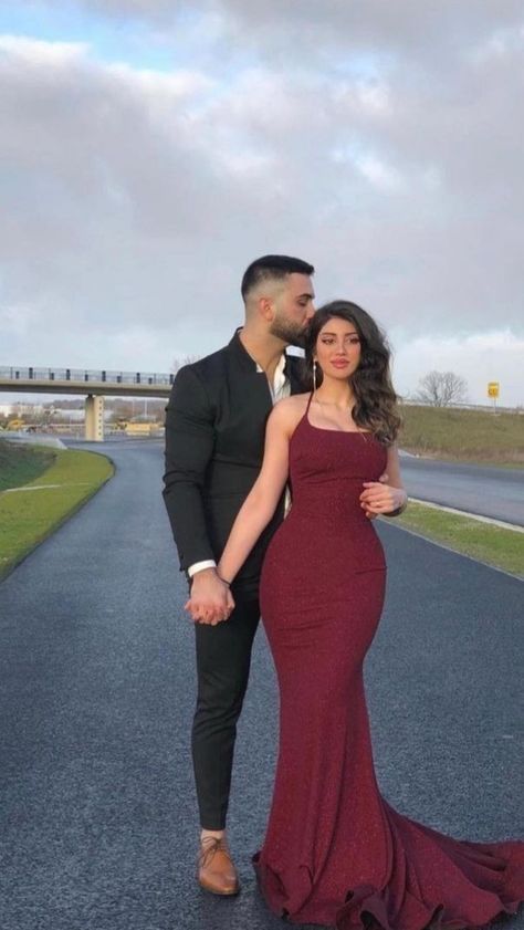 Photographie Indie, Prom Picture Poses, Prom Photoshoot, Pre Wedding Photoshoot Outfit, Wedding Photoshoot Props, Dress With Train, Prom Poses, Mermaid Evening Dress, Elegant Couple