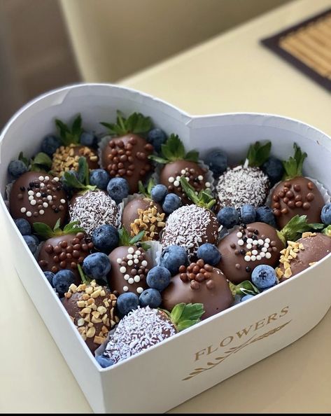 Gourmet Chocolate Covered Strawberries, Strawberry Food, Sweet Aesthetic, Chocolate Covered Strawberries Bouquet, Flower Shop Decor, Chocolate Covered Fruit, Charcuterie Inspiration, Chocolate Covered Cherries, Cake Baking Recipes