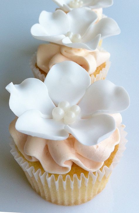 Elegant Cupcakes, Vintage Cupcake, Fancy Cupcakes, Pretty Cupcakes, White Cupcakes, Cupcake Cake Designs, Cupcakes Decorados, Fairy Cakes, Beautiful Cupcakes