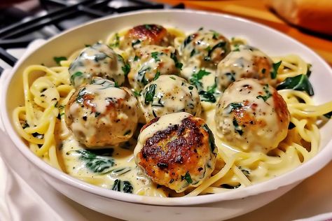 Italian Recipes For Dinner, Ricotta Meatballs, Spinach Alfredo, Simple Green Salad, Beet Recipes, Creamy Spinach, Chopped Spinach, Frozen Spinach, Alfredo Sauce