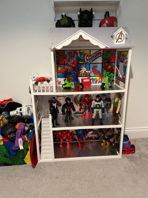 Spiderman Dollhouse, Marvel Dolls House, Marvel Decor Diy, Superhero Dollhouse For Boys, Boys Dolls House Ideas, Boys Doll House, Superhero Playhouse, Superhero Dollhouse, Dollhouse For Boys