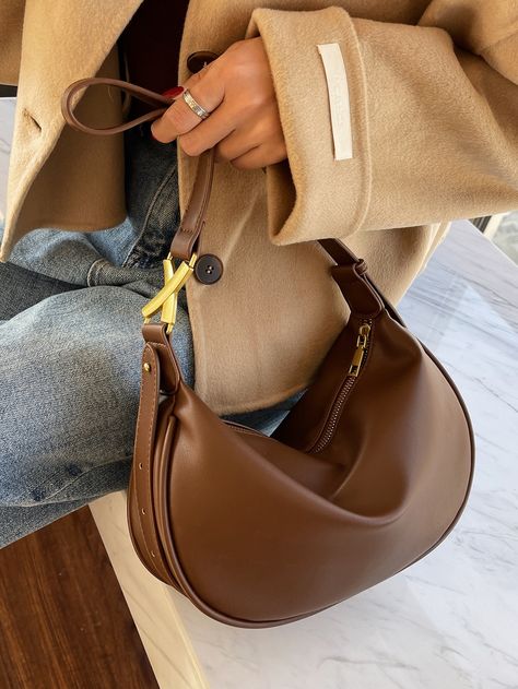 Small Brown Bag, Brown Leather Baguette Bag, Light Brown Bag Outfit, Brown Crossbody Bag Outfit, Trendy Bags 2024, Trendy Bags 2023, Brown Shoulder Bag Outfit, Brown Bag Aesthetic, Brown Leather Bag Outfit