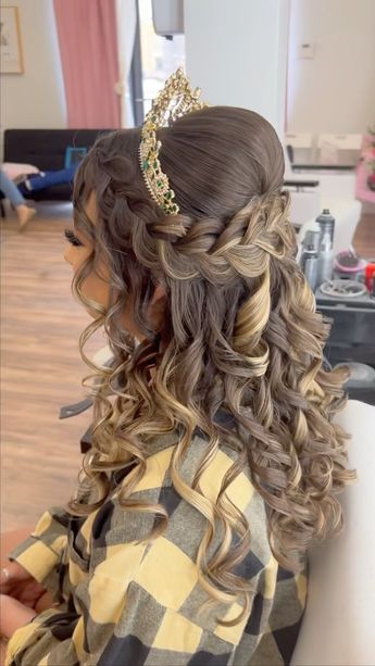 Quince Half Up Half Down Hairstyles With Crown, Quinceanera Hairstyles With Braids, Hair Ideas For Quinceanera, Peinados De Quinceanera Suelto, Quiencera Hairstyles, Sweet 16 Hairstyles With Tiara, Half Up Half Down Quinceanera Hairstyles, Quince Hair Styles, Quinceanera Hairstyles Half Up Half Down