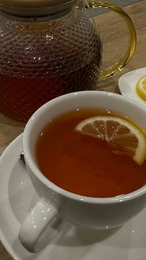 Tea Story Instagram, Cup Of Tea Aesthetic, Tea Burn, Healthy Lunch Snacks, Food Gallery, Honey Tea, Pretty Drinks, Lemon Tea, Cooking Recipes Desserts