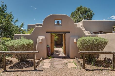 The entry gates to the guesthouse. Santa Fe Style Homes Exterior, Santa Fe Style Homes, Santa Fe Home, Luxury Ranch, Adobe Home, New Mexico Homes, Mexico Design, Adobe House, Santa Fe Style