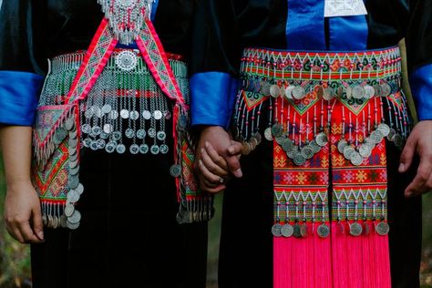 Photoshoot Ideas Wedding, Hmong Wedding, White Dress Wedding, Couple Photoshoot Ideas, Inspo Poses, Engagement Photoshoot Ideas, Hmong Clothes, Hairstyle Wedding, Ideas Wedding Photos