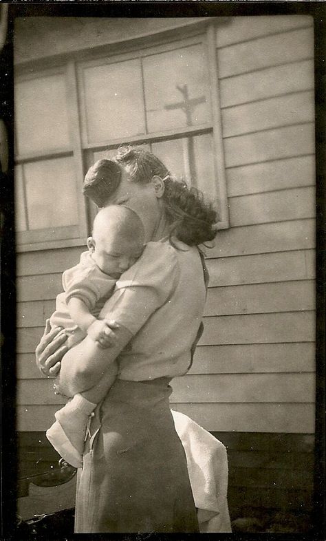 Vintage Baby Photoshoot, Motherly Aesthetic, Stella Kowalski, Vintage Motherhood, Woman Holding Baby, 1940s Photography, Vintage Baby Pictures, Couple With Baby, 1940s Photos