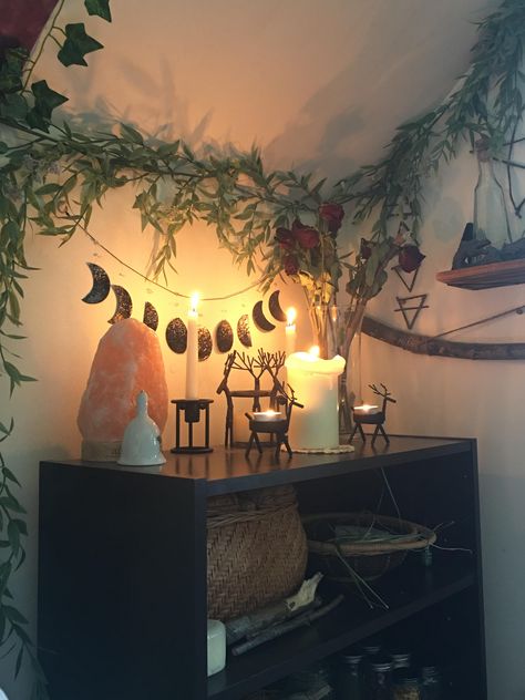 1800s Decor, Witch Bedrooms, Witchy Bedroom, Witchy Room, Witch Room, Fall Bedroom, Room Deco, Room Goals, Christmas Bedroom