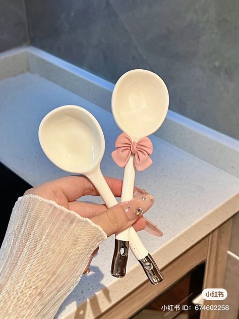 Cute Spoons Aesthetic, Korean Cutlery Aesthetic, Kitchen Cutlery Aesthetic, Aesthetic Cutlery, Spoon Aesthetic, White Kitchen Utensils, Pink Kitchen Decor, Aesthetic Objects, Easy Room Decor