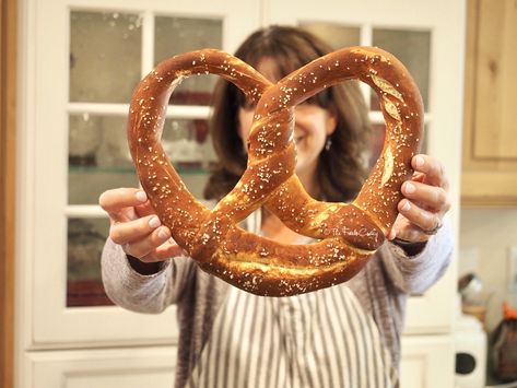 GIANT Traditional German Pretzels! Perfect for Oktoberfest! Check out the recipe via @thefreshcooky | #bavarian #german #preztels #laugenbrezel #soft #highaltitude German Pretzel Recipe, Giant Pretzel, German Pretzels, Bavarian Pretzel, Pretzel Bread, Beer Bread Easy, Bison Burgers, Soft Pretzel Recipe, Oktoberfest Food