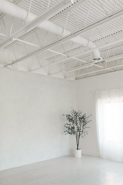 White Industrial Ceiling, Photo Studio Interior Design, Meditation Business, White Photography Studio, Indoor Poses, White Warehouse, Pole Studio, Photography Studio Spaces, Photography Space