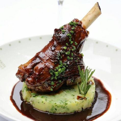 Gastronomic Food Recipes, Lamb Shank Recipe, Gourmet Food Plating, Food Plating Techniques, Lamb Shank, Elegant Food, Bistro Food, Decorações Com Comidas, Gourmet Dinner