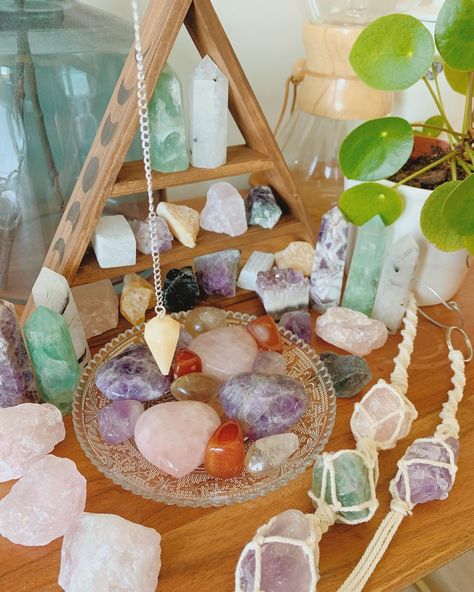 Magic Aesthetics, Crystal Girl, Crystal Storage, Pretty Crystals, Spiritual Vibes, Displaying Crystals, Wiccan Altar, Crystal Display, Lois Lane