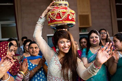 Gharoli ceremony – Pre-wedding rituals in Punjabi weddings Indian Wedding Rituals, Shadi Ideas, Rakhi Thali, Sikh Wedding Photography, Kalash Decoration, Punjabi Weddings, Wedding Packing, Thali Decoration, Asian Wedding Photography