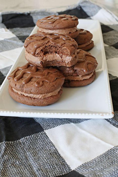 Copycat Fudge Rounds - I Dig Pinterest Fudge Rounds, Chicken Noodle Bake, Creamy Chocolate Frosting, Sandwich Cookie, Smores Cookies, Little Debbie, Baking Cocoa, Creamed Honey, Chocolate Sandwich