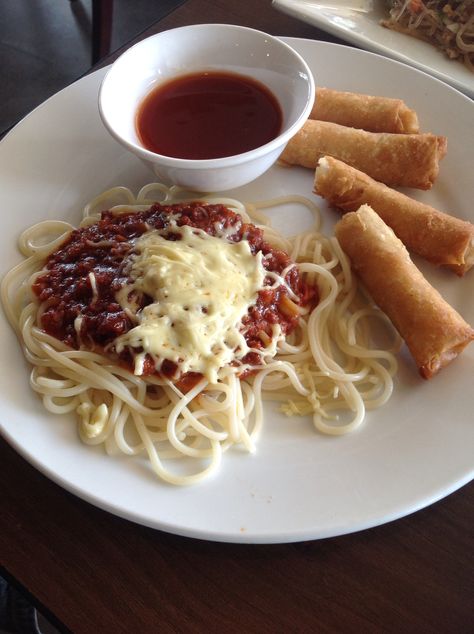 Pinoy spaghetti with lumpia Pinoy Spaghetti, Spaghetti, Ethnic Recipes