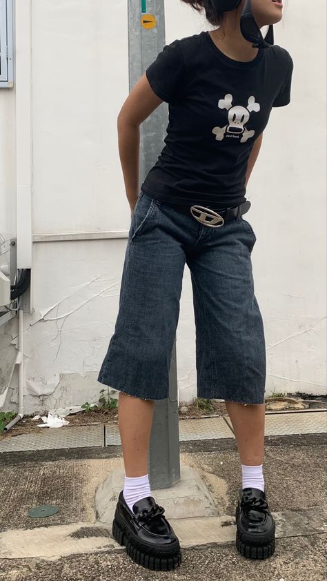 Jorts Aesthetic Outfit Girl, Long Denim Shorts Outfit Street Style, Double Belt Outfits, Long Shorts Outfits Aesthetic, Long Jorts Outfits, Diesel Belt Outfit, Long Denim Shorts Outfit, Belt Aesthetic, Diesel Belt