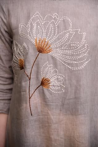 Bordados Tambour, Sulaman Pita, Asymmetric Tunic, Simple Hand Embroidery Patterns, Hand Embroidery Dress, Embroidery On Kurtis, Kurti Embroidery Design, Diy Embroidery Designs, Hand Embroidery Patterns Flowers