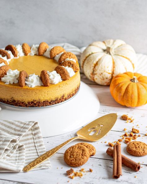 Pumpkin Cheesecake with Browned Butter Gingersnap Crust Pumpkin Cheesecake Decoration, Pumpkin Cheesecake With Ginger Snap Crust, Cheesecake Decoration, Recipes Cheesecake, Walnut Crust, Thanksgiving Desserts Table, Halloween Party Appetizers, Pumpkin Pie Cheesecake, Gingersnap Crust