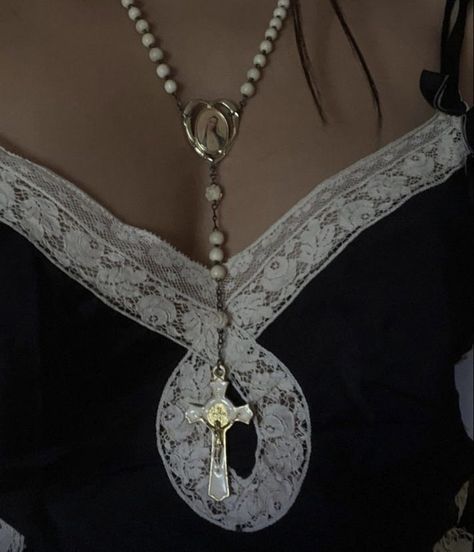 (99+) #isabella – @asuperyellow on Tumblr Latina Aesthetic, Catholic Necklace, Aesthetic Women, A Necklace, Girly Jewelry, Jewelry Inspo, Pretty Jewellery, Aesthetic Outfits, Look Fashion