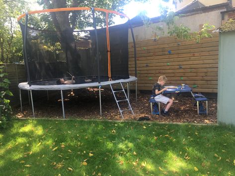 Small Yard With Trampoline, Backyard Kids Play Area Trampoline, Trampoline Decor, Garden Play Area, Trampoline Ideas, Garden Trampoline, Child Friendly Garden, Yard Ideas Backyard, Play Area Backyard