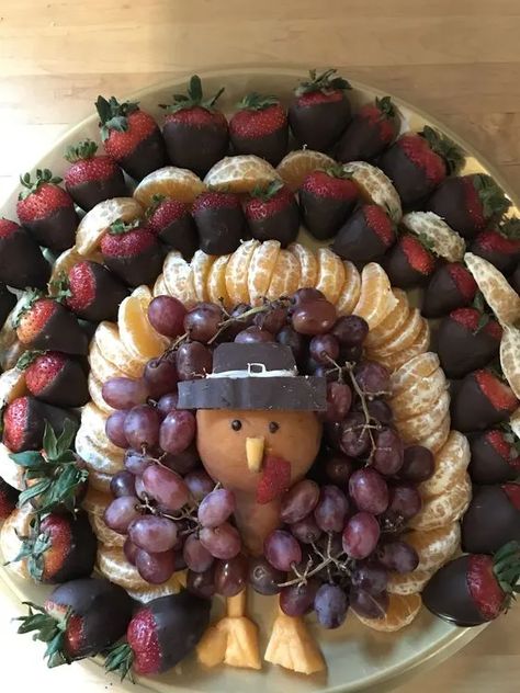 Turkey Cheese Tray, Turkey Fruit Platter, Fruit Turkey, Thanksgiving Charcuterie, Thanksgiving Fruit, Thanksgiving Snacks, Thanksgiving Appetizer Recipes, Turkey Platter, Decorações Com Comidas