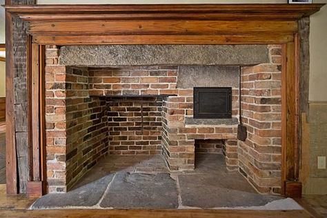 Early New England Homes | Antique Homes: Early New England Colonial Saltbox, c. 1775 Grill Fireplace, Parrilla Interior, Cooking Fireplace, Primitive Fireplace, Fireplace Cooking, New England Colonial, Colonial Kitchen, Colonial Interior, Colonial Homes