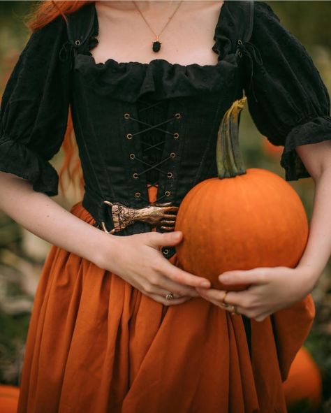 Pumpkin Skirt, Samhain Halloween, Spooky Movies, Dark Cottagecore, Cottagecore Style, Autumn Clothes, Style Inspiration Fall, Wild Child, Autumn Aesthetic