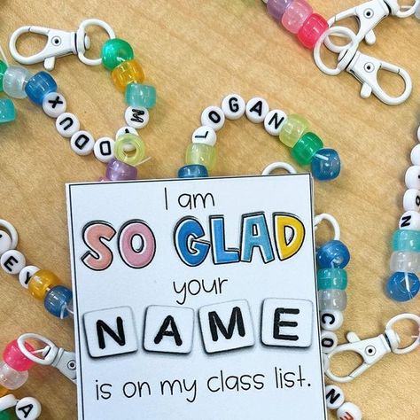 Laura • Preschool + PreK ✨ on Instagram: "Cutest back to school idea from @teachmemrs.z + she’s got the free tag! Linked in my stories! 👏🏽👏🏽" Welcome Goodie Bags Back To School, Gifts For Back To School For Students, Preschool Back To School Gifts For Kids, Kindergarten Welcome Gift, Welcome To Kindergarten Gifts, Back To School Gifts For Students, Back To School Student Gifts, Kindergarten Orientation, Preschool Back To School