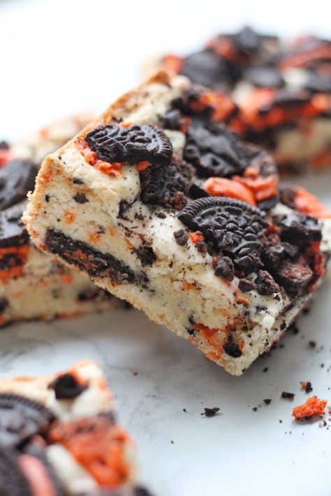 Oreo Cookie Bar, Halloween Cheesecake, Halloween Candy Recipes, Fall Cookie Recipes, Leftover Halloween Candy, Funfetti Cake Mix, Dessert Bar Recipe, Mint Cookies, Halloween Cake