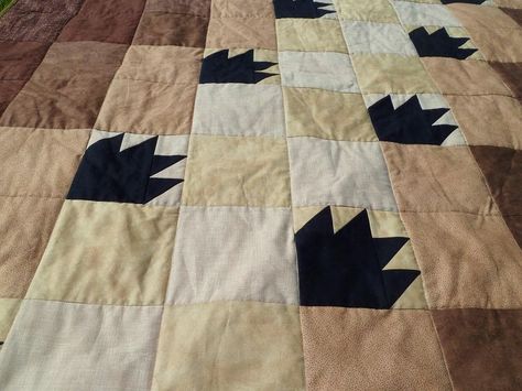 Bear Paw Quilt Pattern Free, Bear Claw Quilt, Bear Tracks Quilt, Quilt Animals, Deer Quilt, Kid Quilts, Bear Paw Quilt, Bear Tracks, Kids Blanket