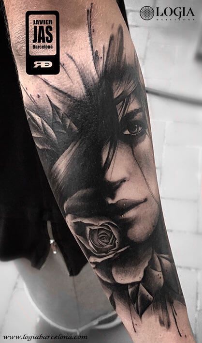 Tatuaje en el antebrazo rosa y rostro de mujer realista blackwork. Tattoo realizado por el tatuador Javier Jas en el estudio de tatuajes Logia Tattoo Barcelona. Tattoo Brazo Mujer, Girl Face Tattoo, E Tattoo, Face Tattoos, Waves Tattoo, Feather Tattoos, Cover Up Tattoos, Tattoo Sleeve Men, Trendy Tattoos