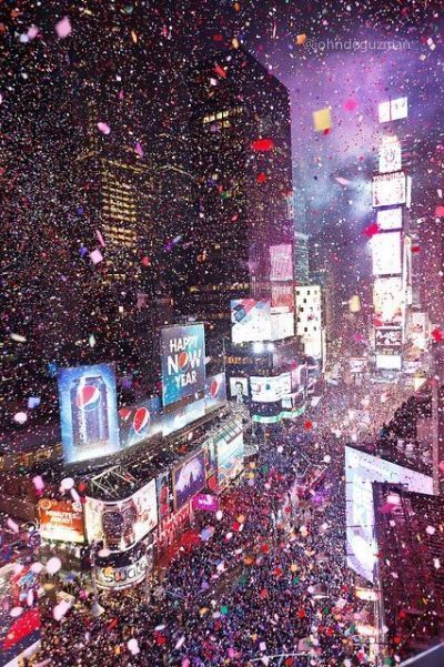 5 Of The Best New Years Eve Party Theme Ideas - Society19 New York New Years Eve, New Year's Eve Party Themes, New York Noel, New Year Photoshoot, Party Theme Ideas, Nyc Christmas, New Year Wallpaper, Nye Party, Silvester Party