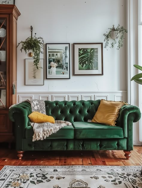 Green Chesterfield Sofa Living Rooms, Living Room Decor Green Couch, Green Sofa Inspiration, Green Couch Decor, Green Sofa Decor, Green Chesterfield, Green Furniture Living Room, Modern Green Living Room, Green Corner Sofas