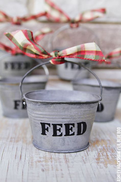 Ideas for DIY Rustic Christmas Ornaments Tiny Metal Feed Buckets. Use small tin galvanized metal buckets from Michaels to make these farm themed ornaments. Tractor Christmas Ornaments, Farm Theme Christmas Decor, Western Ornaments Diy, Western Christmas Tree Ideas, Cowboy Christmas Decorations, Cowboy Christmas Tree Ideas, Western Christmas Ornaments, Diy Rustic Christmas Ornaments, Western Ornaments