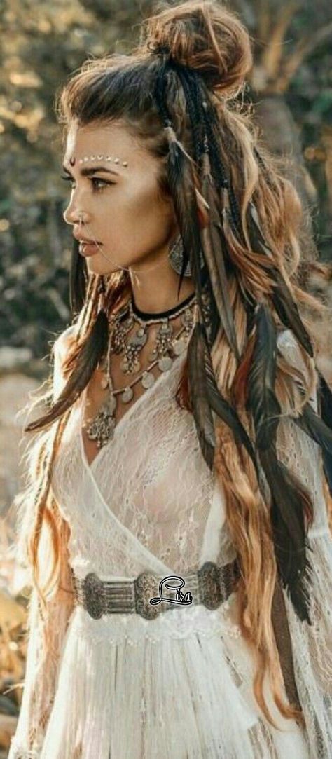 Follow @artsyphotosllc for more boho inspiration #festivalseason #coachella #boho Stile Hippie Chic, Boho Chic Hairstyles, Beyonce Hair, Boho Hairstyle, Mode Hippie, Boho Inspiration, Estilo Hippie, Bohemian Hairstyles, Athletic Hairstyles