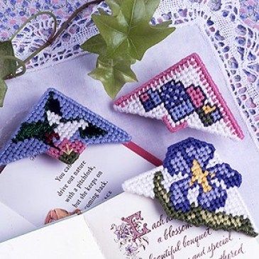 Plastic Canvas Corner Bookmark Pattern – Needle Work Bookmarks Plastic Canvas, Bookmark Corner, Plastic Canvas Books, Crochet Bookmark, Corner Bookmark, Patchwork Heart, Plastic Canvas Stitches, Plastic Canvas Ornaments, Corner Bookmarks